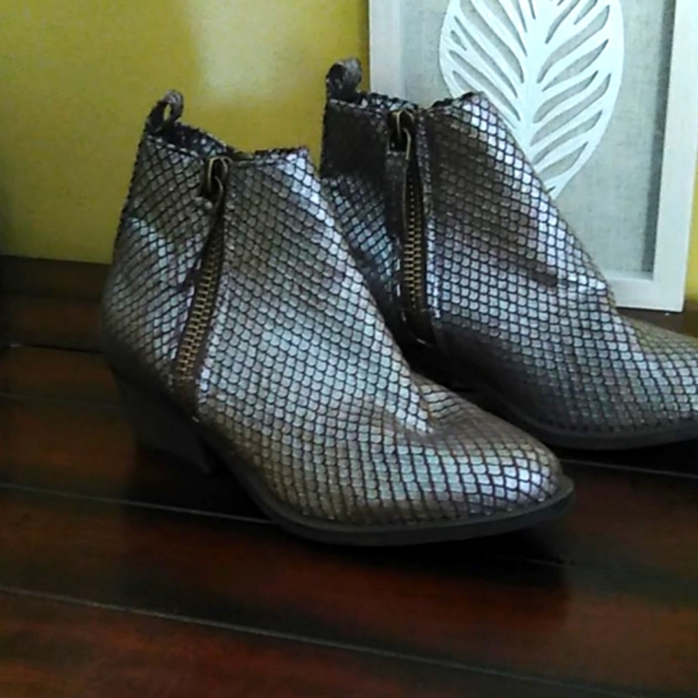 Very CJ  8.5 silver gold boots